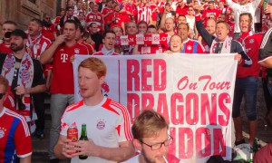 The Red Dragons make their presence felt on the Spanish Steps!